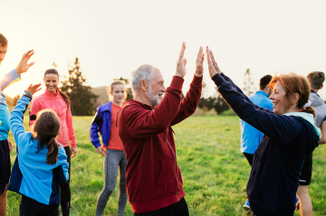 Fröhliche Menschen im Park beim gemeinsamen Spiel